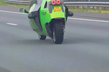 Fully enclosed motorcycle