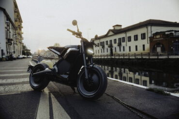 DAB 1a BRABUS 2026 – Vollständige Profilansicht des Elektromotorrads auf Mailänder Brücke am Naviglio