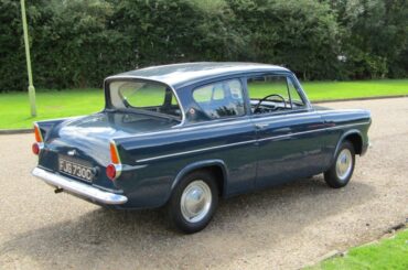 La particolarità di quest'auto il tetto un po piu lungo rispetto al vetro posteriore. Ford Anglia. Che fascino