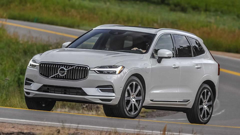 Dynamic front 3/4 shot of a gray 2017 Volvo XC60 T8 Inscription.