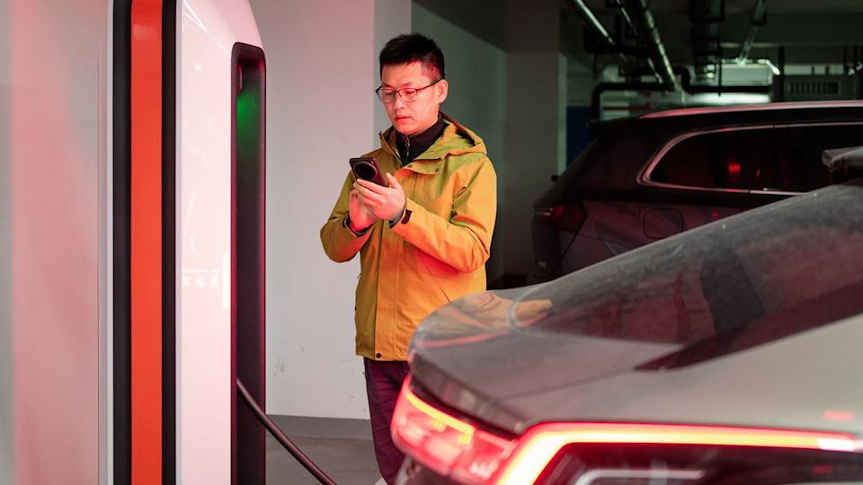  Man paying for car charging. 