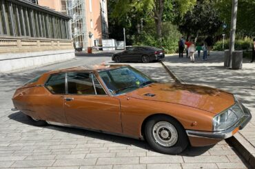 Very nice [Citroën DS] in front of an expensive hotel in Düsseldorf