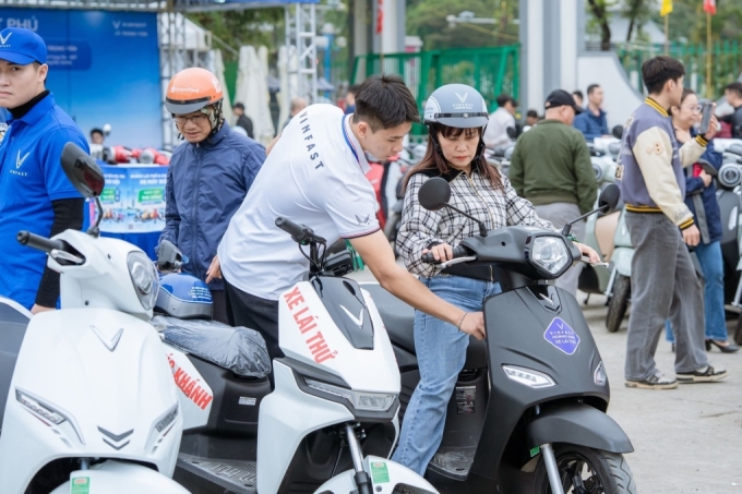 A buyer test-drives a Vinfast electric motorbike. Photo by VnEpxress/Tuan Vu