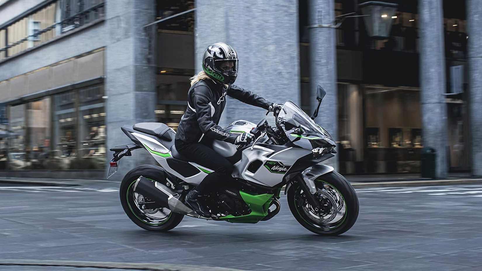 Side shot of a Kawasaki Ninja 7 HEV Hybrid taking a corner in the city