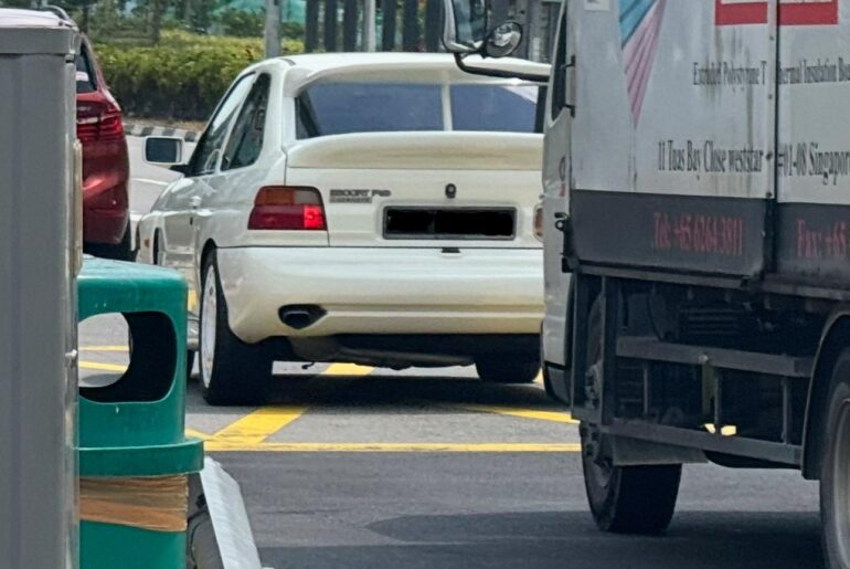 [Singapore, Ford Escort] Genuinely ran to take photo