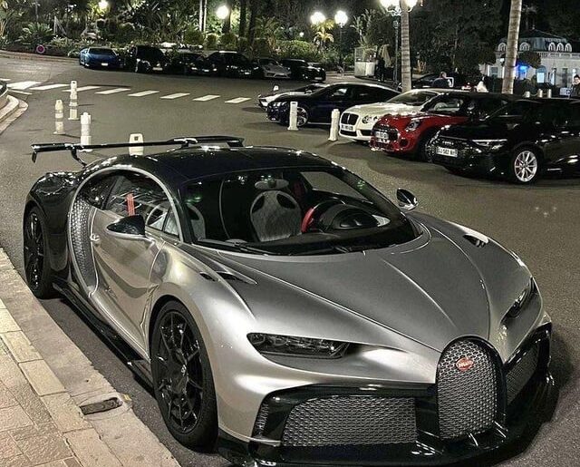 [Bugatti Chiron] Seen at car meet downtown. Super clean.