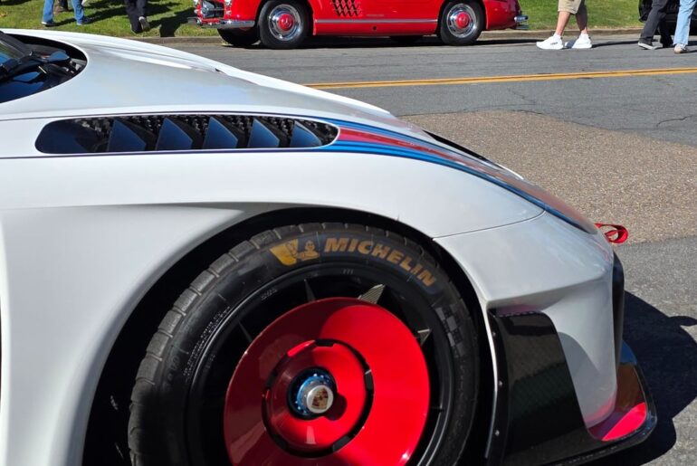A [Mercedes-Benz 300SL Gullwing] and a [Porsche 935] meet up for some coffee
