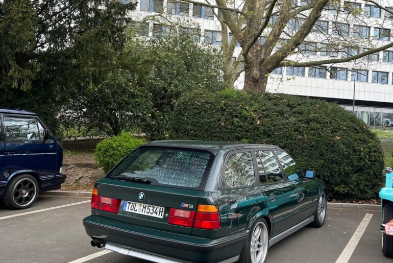 Saw this super cool [BMW M5 Touring Elekta]