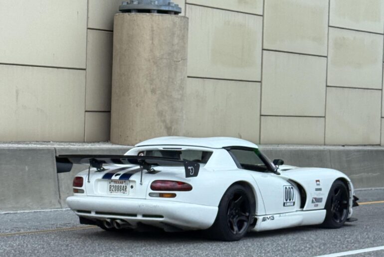 Spotted in DFW with a wild sounding Exhaust [Dodge Viper]