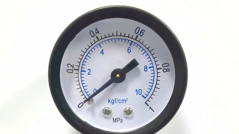 A pressure meter measuring in megapascals