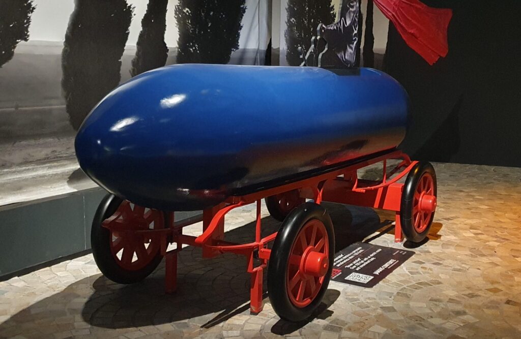 A car like this (this is a replica) reached 100 km/h for the first time in 1899. And it was electric