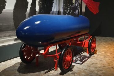 A car like this (this is a replica) reached 100 km/h for the first time in 1899. And it was electric
