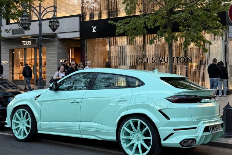 Tiffany Blue [Lamborghini Urus] spotted in Düsseldorf, Germany. A bit loud for my taste, but definitely a head-turner.