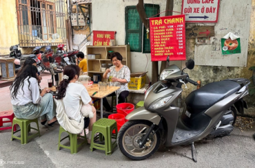 Hanoians stick to gasoline motorbikes amid EV charging woes