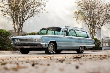 1966 Chrysler Town & Country Wagon. 9 Passenger. 383 HP V8.325hp