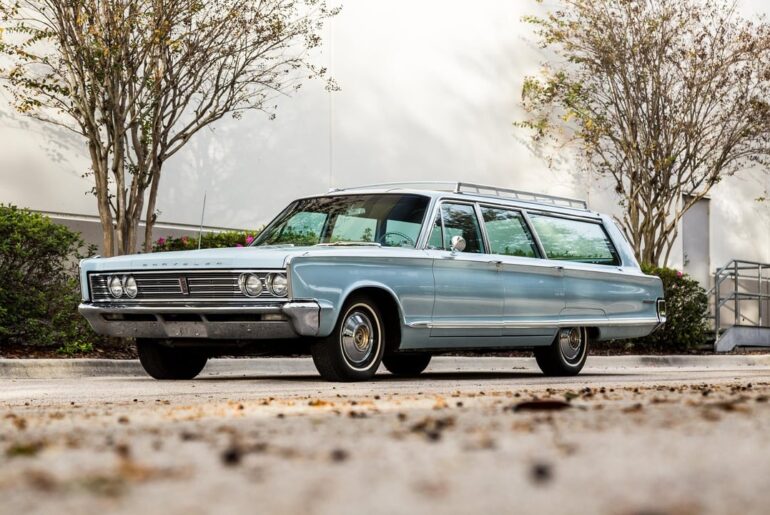 1966 Chrysler Town & Country Wagon. 9 Passenger. 383 HP V8.325hp