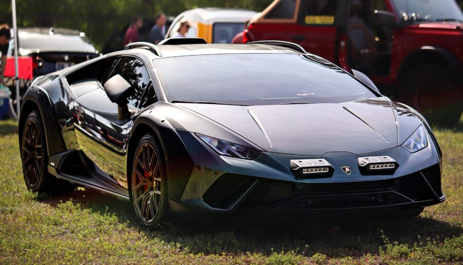 This Lamborghini Sterrato had no issues finding a parking spot at Cars + Coffee yesterday [3801×5702]