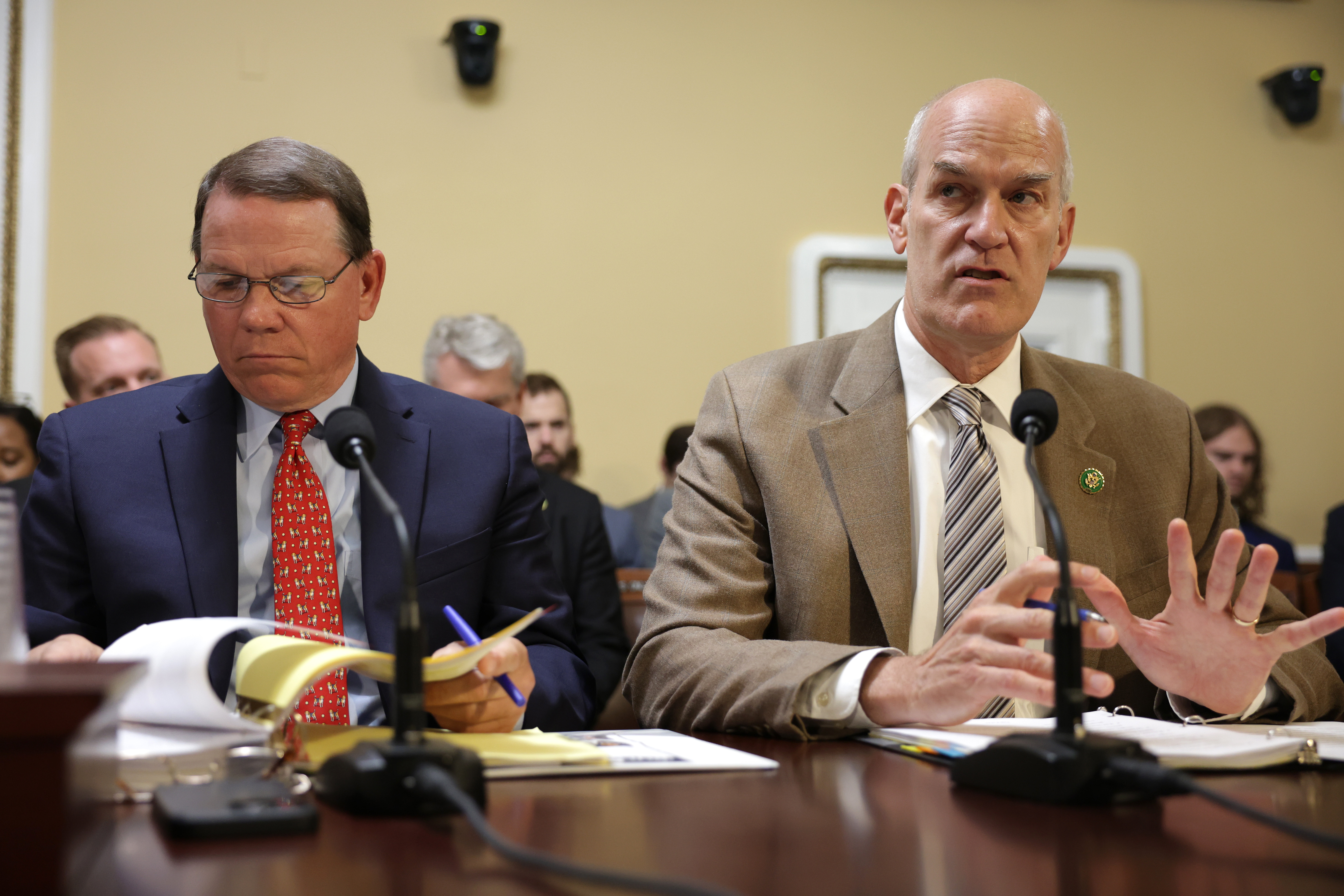Reps. Sam Graves and Rick Larsen side by side.