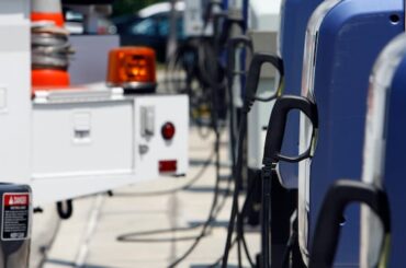 U.S. hybrid-car sales soar, along with gas prices
