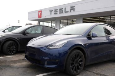 Tesla Sinks 5% as Musk Heads to China: Robotaxi Glitches, Battery Delays Test Investor Patience