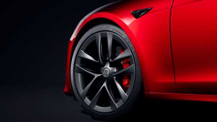 2025 Tesla Model S Plaid wheel