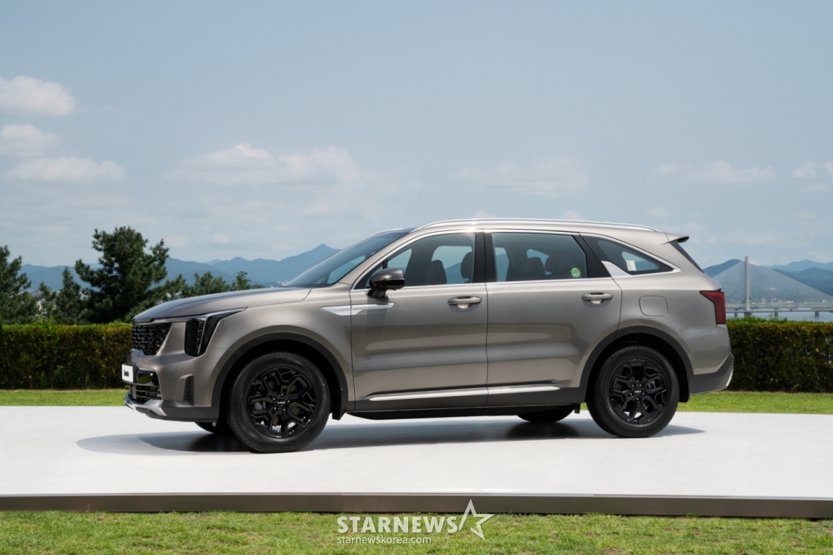 Kia held the 'New Sorento Photo Media Day' at the Walkerhill Hotel & Resort in Gwangjin-gu, Seoul, on the 17th, unveiling the first model with improved product features for the fourth-generation mid-size SUV Sorento. /Photo provided by Hyundai Motor Group