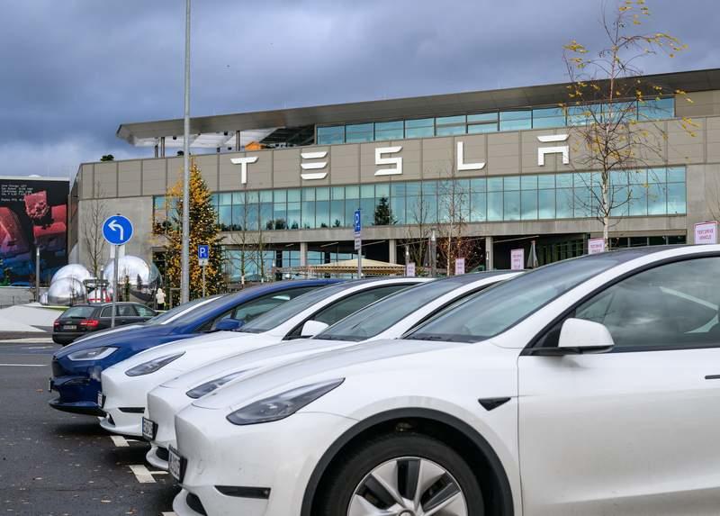 Tesla electric vehicles are parked at the Tesla Gigafactory Berlin-Brandenburg. (zu dpa: «Tesla plans to invest millions in batteries, creating 1,500 new jobs») Patrick Pleul/dpa