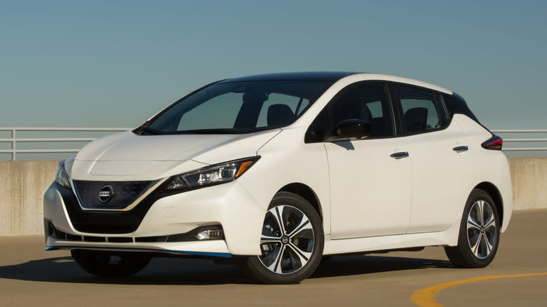 Front 3/4 view of 2021 Nissan Leaf