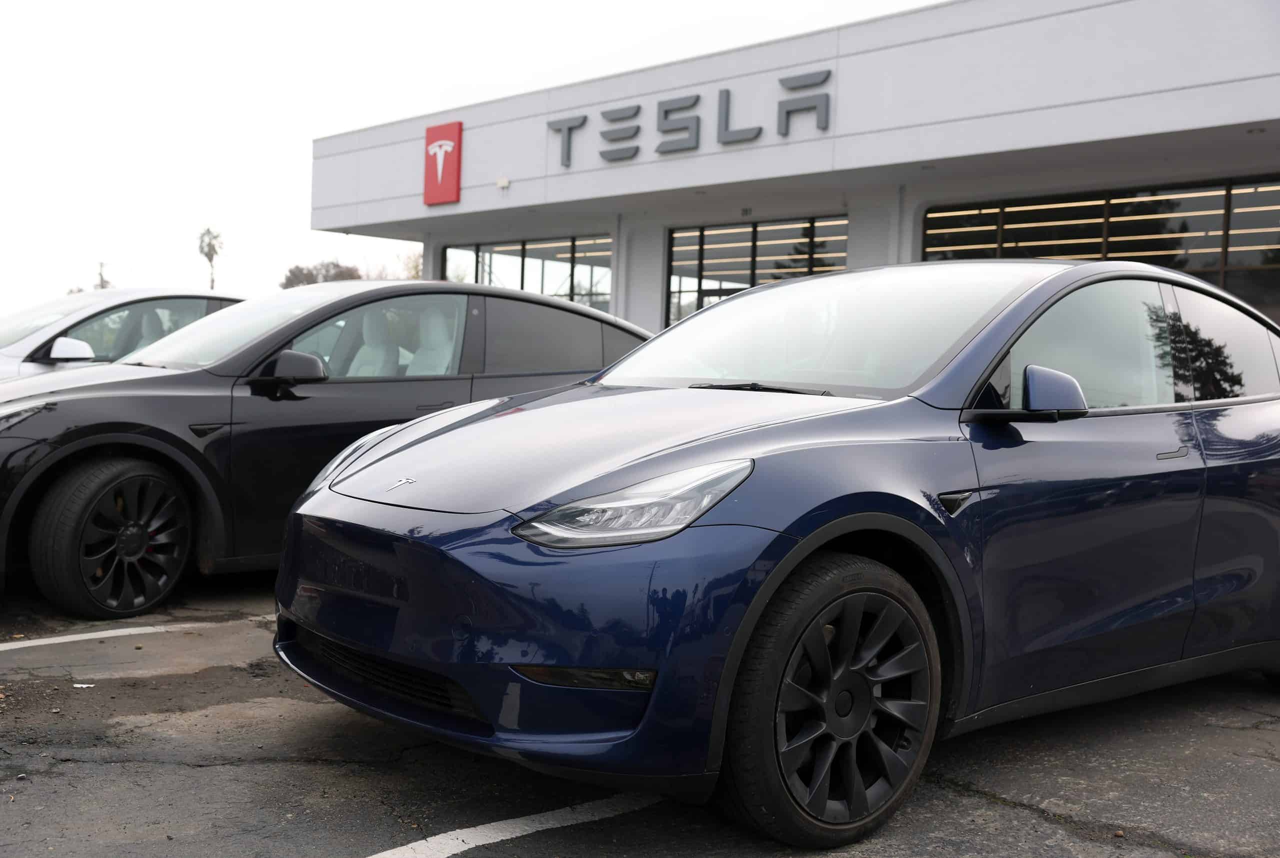 Tesla Sinks 5% as Musk Heads to China: Robotaxi Glitches, Battery Delays Test Investor Patience