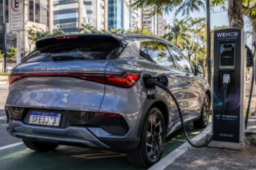 Electric car insurance is up to 20% cheaper and reveals a surprising change in the profile of drivers, risks, and behavior in Brazil.