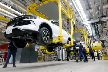 China's domestic car demand stays weak but exports strengthen