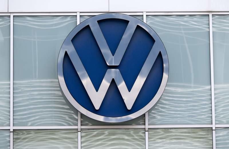 The Volkswagen (VW) logo can be seen on a car dealership in Manhattan. (zu dpa: «VW becomes largest shareholder in Tesla rival Rivian») Sven Hoppe/dpa