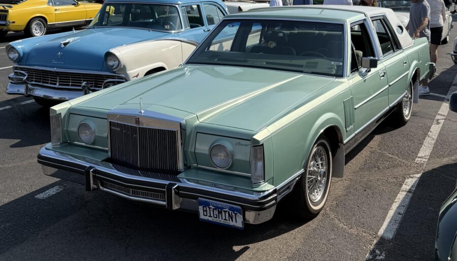Lincoln Continental [3333×3333]