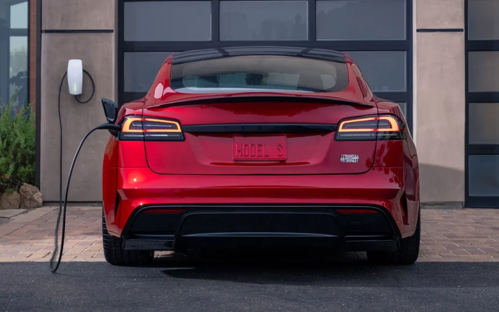 The Tesla Model S and Mercedes-Benz S-Class are both lavish, powerful sedans, but their monthly energy bills couldn't be more different. 