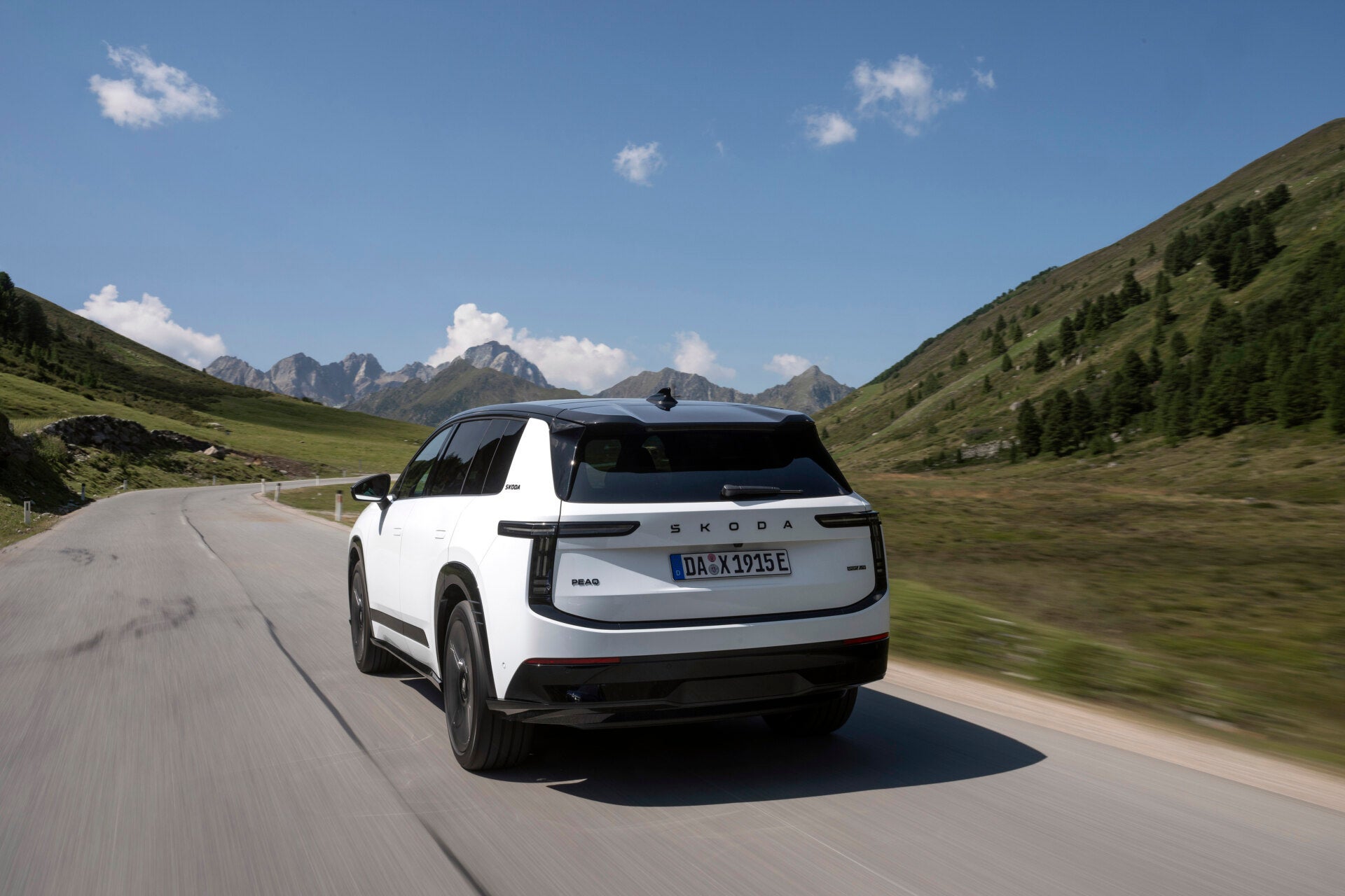 At just under five meters long, the Škoda Peaq is a rival for more expensive seven-seat EVs like the Kia EV9, Hyundai Ioniq 9 and Volvo EX90