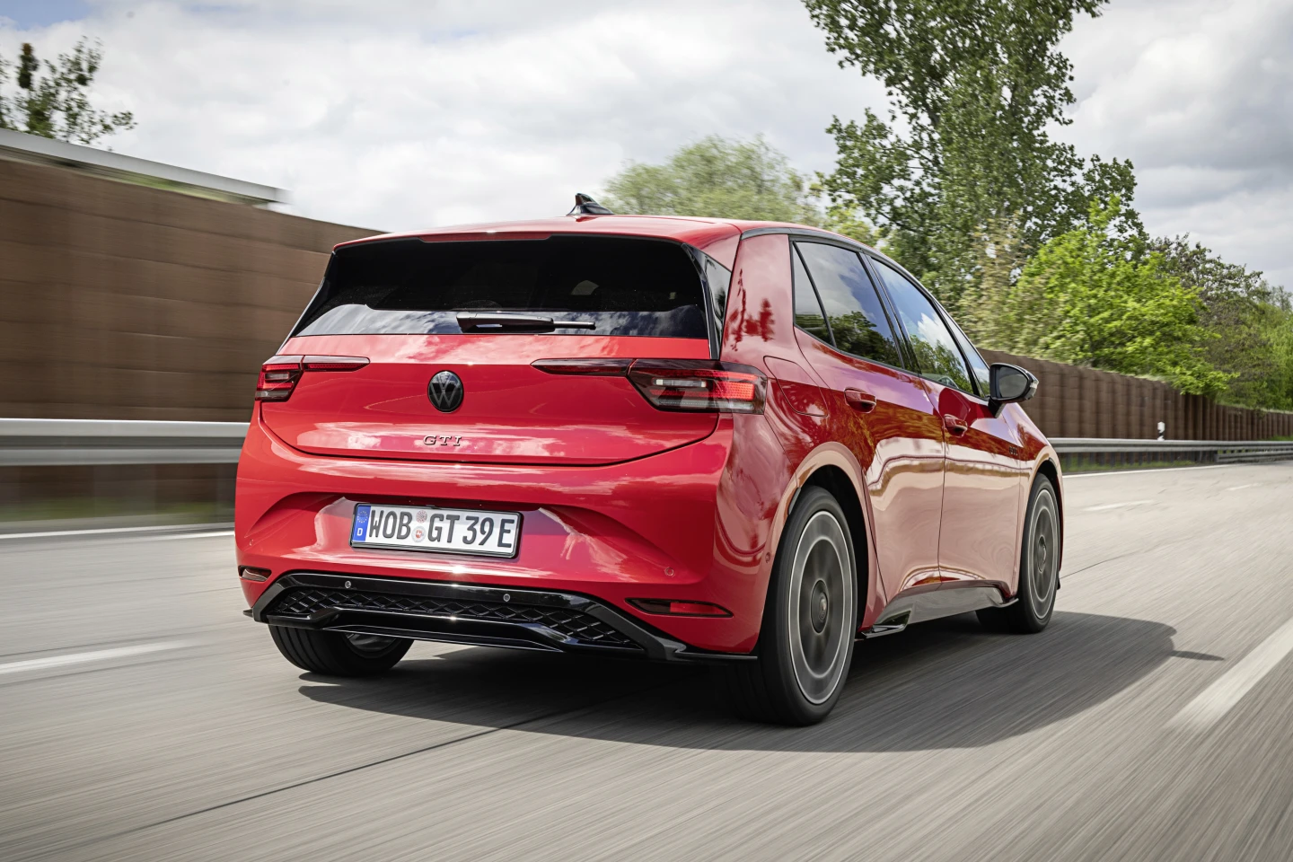 Power comes from a 79-kWh lithium-ion battery pack with an impressive WLTP range of up to 373 miles (601 km)