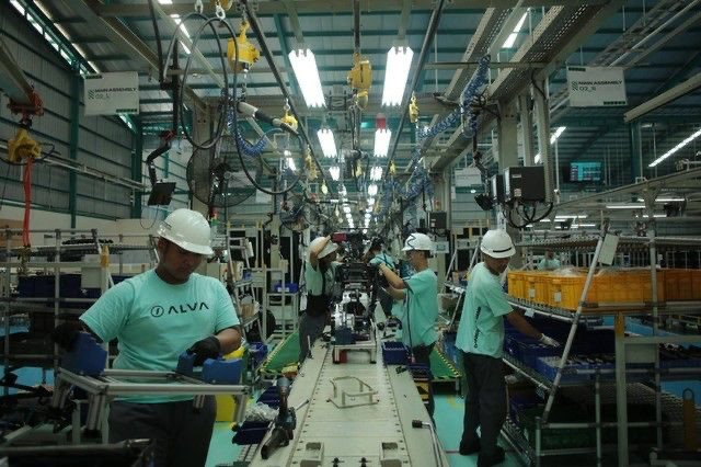 From fuel to batteries: Trading one dependence for another – Academia Workers assemble electric motorcycles on Sept. 21, 2023, at the Alva manufacturing plant in Cikarang, West Java.