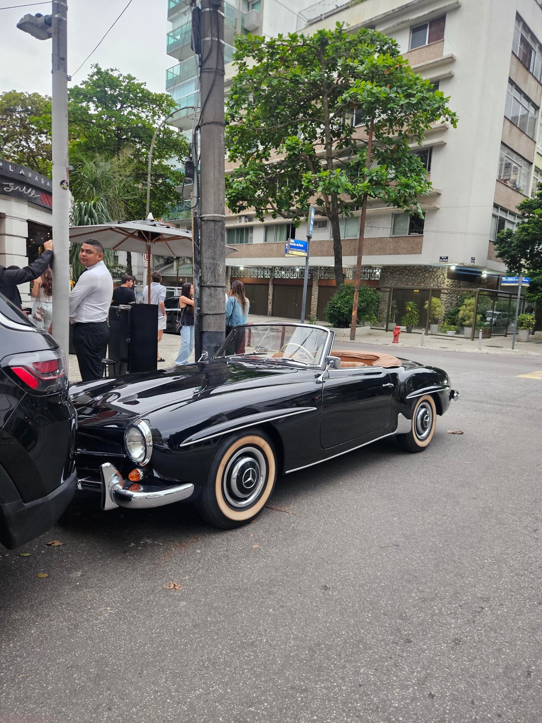 [Mercedes-Benz 190 SL] in Rio de Janeiro, Brazil - EVSHIFT