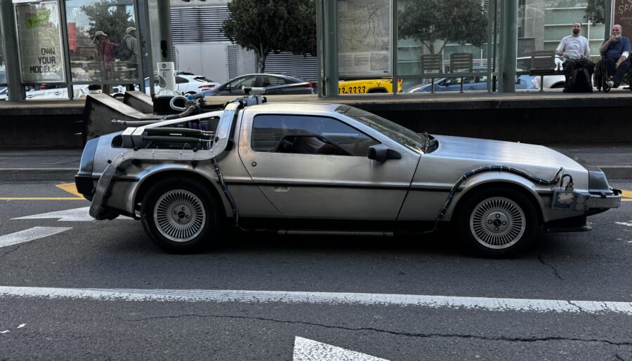 Delorean (5712×4284)