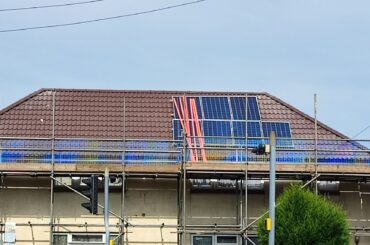 Tesla solar owner says 100-degree heat stalled install, leaving new Powerwall at 2%
